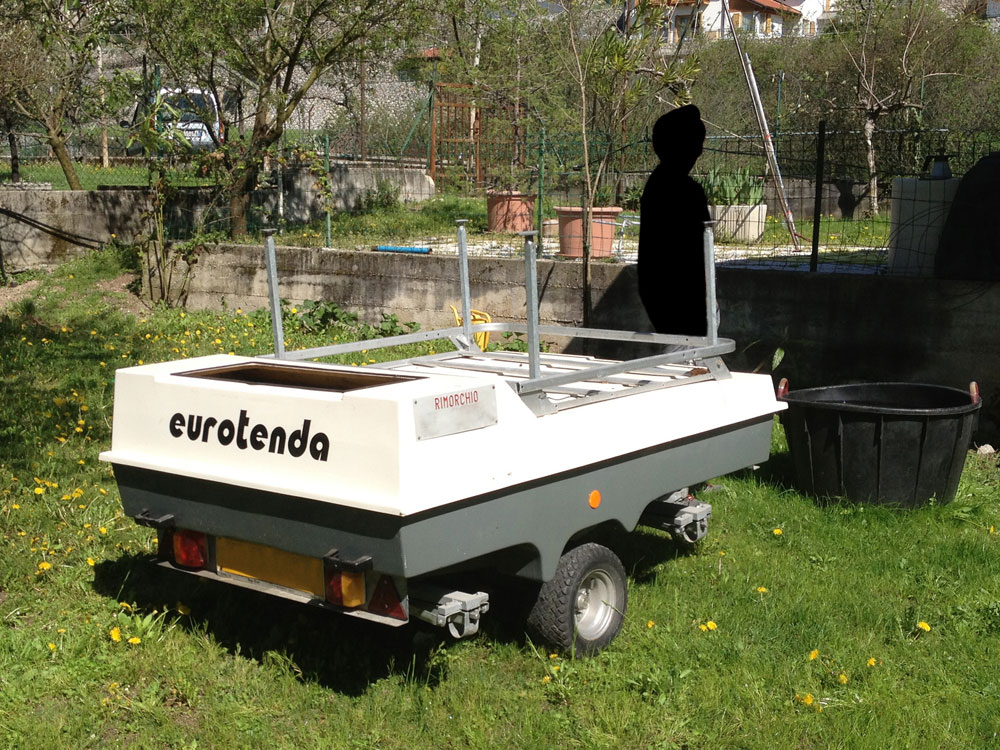 Eurotenda OYS400 prima di aprire il carrello montare i sostegni